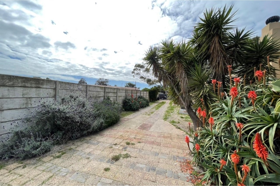 5 Bedroom Property for Sale in Stompneus Bay Western Cape